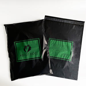 Bolsas de Envío Negras Mate Atractivas - Sobres de Poliéster Impresos en Verde Personalizados para Ropa de Marca en Comercio Electrónico - Product Image 5