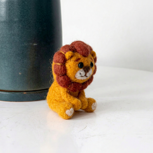 Juguete de León Sentado Adorable de Fieltro y Hilo para Niños, Llavero de Animal de Safari - Product Image 5