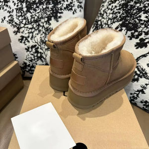 Botas Clásicas Estilo UGG de Tendencia 2025 para Mujer, Cómodas, Térmicas para Exteriores, Cálidas de Otoño e Invierno, con Plataforma Plana de Goma, Impermeables y Piel de Oveja - Product Image 5