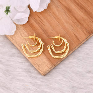 Venta al por mayor Lote de 25 Pendientes de medio aro chapados en oro de latón de moda para mujer Elegante regalo de boda y fiesta - Product Image 1