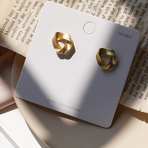 Nuevas mujeres coreanas niñas moda mate oro Metal pendientes joyería lindo pequeño triángulo geométrico Stud pendientes para niñas fiesta - Product Image 5