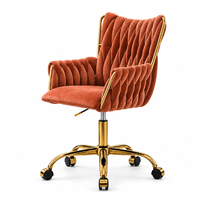 Fauteuil de détente en velours rouge, capitonné, dossier haut, siège pivotant réglable en hauteur, base en métal doré avec roulettes