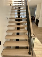 Escalier intérieur flottant, marches en bois massif, support métallique, balustrade en verre pour la rénovation de la maison