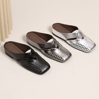 Damen-Slipper mit eckiger Zehenpartie, gewebtem Ausschnitt und Synthetikleder, flache Pantoletten für den täglichen Outdoor-Gebrauch, OEM