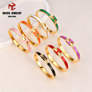 กำไลข้อมือแฟชั่นสแตนเลสสตีลชุบทอง 18K PVD  สำหรับผู้หญิงยุโรปอเมริกัน ดีไซน์หรูหรา น้ำหนักเบา ป้องกันการหมองคล้ำ พร้อมเคลือบเอนาเมล - Product Image 3