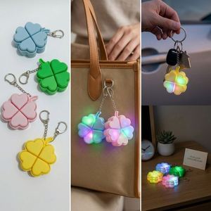 Porte-clés LED trèfle à quatre feuilles porte-bonheur, jouet anti-stress à boutons clic-clac, jouet anti-anxiété pour pendentif de sac à dos, cadeau de fête - Product Image 3