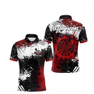T-shirt sur le thème des fléchettes, nom et nom de l'équipe, design effet éclaboussures, 2 styles de motifs de cibles de fléchettes roses et rouges - Product Image 1
