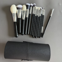 Ensemble de 15 pinceaux de maquillage en poils synthétiques avec compatibilité baume à lèvres et correcteur - Noir/Argent Marque privée avec support en PU