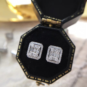 Orecchini quadrati scintillanti per donna, gioielli classici ed eleganti con pavé. - Product Image 1