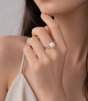 Une bague en perles d'eau douce en forme de H à double couche.