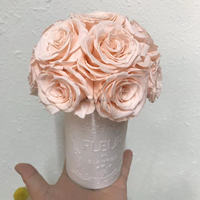 Vase en porcelaine naturelle véritable fait à la main avec une forme de dôme éternelle pour la décoration florale et les bouquets de roses, fleurs préservées pour cadeau