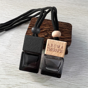 Botella negra de 8ml con estampado y cubierta de madera con recarga de vidrio de encaje negro Perfume de coche vacío botella de moda colgante difusa - Product Image 1
