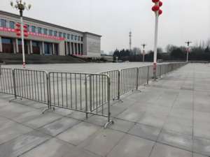 Barriera Stradale Temporanea Guardrail in Acciaio Zincato per Impieghi Gravosi per Isolamento Metropolitano Sicurezza Stradale e Controllo della Folla in Metallo - Product Image 5