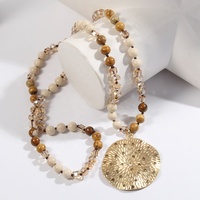 Collier pour femme style bohème avec perles carrées en verre cristal et pierres précieuses naturelles de 8 mm, et grand pendentif rond en métal orné de strass effet disco