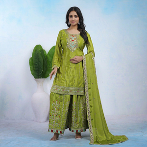 Haut en soie chinon avec broderie à motif micro-codé intégré, associé à un pantalon palazzo ample et à une dupatta en soie chinon brodée. - Product Image 1