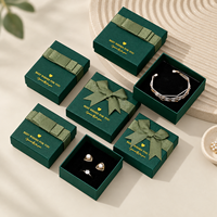 Boîte à bijoux personnalisée avec ruban en papier texturé, faible MOQ, disponible en trois tailles avec inserts noirs pour bagues et boucles d'oreilles