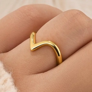 Bague de mariage élégante et courbée pour femme en argent sterling plaqué or jaune avec diamant moissanite pour femme - Product Image 1