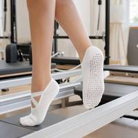 Chaussettes de yoga antidérapantes à logo personnalisé pour femmes, à coupe basse, avec sangle croisée, pour la barre, le Pilates et les exercices au sol