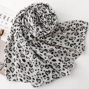 Pañuelo Ligero de Viscosa y Algodón para Mujer, Transpirable, con Diseño de Leopardo Pequeño, Protección Solar para Primavera/Verano, Ideal para Viajes y Actividades al Aire Libre - Product Image 3