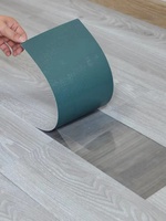 Piso de PVC de Diseño Moderno Grano de Plástico Vinílico SPC para Interiores a Prueba de Agua de 2 mm Instalación con Sistema de Clic