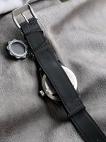 Montre classique de style sportif, boîtier en acier inoxydable noir mat, cadran noir, aiguilles lumineuses, bracelet en cuir, pour hommes, durable, résistante à l'eau