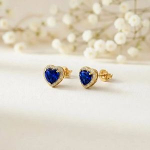 Boucles d'oreilles en forme de cœur en saphir bleu, boucles d'oreilles à clous en pierres précieuses, détail en or CZ, bijoux minimalistes, argent 925, cadeau pour son anniversaire - Product Image 1