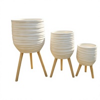 Set Pot Tanaman Bergaris Horizontal 3 Buah dengan Dudukan Tripod Kayu, Bahan Fiber Clay Berbintik, Kapasitas 10L, Pot Bunga Lantai untuk Pusat Perbelanjaan