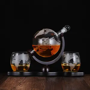 Cadeau de fête des pères Accessoires de bar à alcool d'alcool de Noël Vin gravé 850ml Whisky Globe Decanter Set avec 2 verres pour hommes