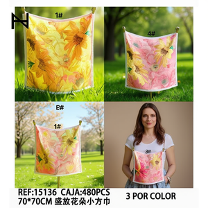 Fazzoletto quadrato mini floreale 70x70 cm con stampa colorata per donna, accessorio moda - Product Image 3