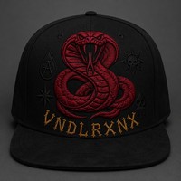 Casquette Trucker Vintage à 5 Panneaux avec Broderie Haute Qualité, Visière en Mousse et Dos en Maille, Style West Coast Chicano Streetwear Urbain, Vente en Gros