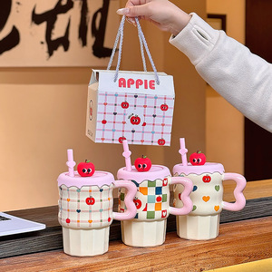 แก้วเซรามิก Zuo Mu พร้อมฝาและหูจับ ลายแอปเปิ้ลน่ารัก แก้วน้ำแบบใช้ซ้ำได้ สำหรับผู้หญิง ของขวัญสำหรับบ้านและออฟฟิศ ฤดูใบไม้ผลิ 2025 - Product Image 2