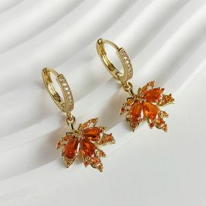 Pendientes de Aro Colgantes de Hoja de Arce Roja de Latón con Circonita Cúbica y Borlas Largas, Bañados en Oro de 18k, con Pedrería, Regalos - Product Image 1