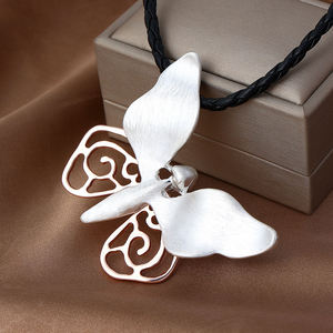 Mới Sáng Bóng Bạc Trầy Xước Kết Cấu Bướm Trang Trí Da Đen Cổ Cho Cô Gái Bên - Product Image 5