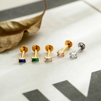 Anting-anting titanium ASTM F136 G23 berulir dalam, bentuk persegi, dengan CZ flat back, untuk tindik labret, helix, tragus, daith, dan lobe.