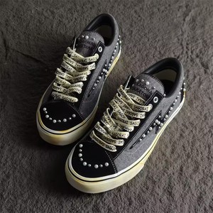 Baskets de skate SATOSHI de haute qualité, style vieilli, à clous perlés, basses, pour le streetwear, vente en gros et livraison directe pour revendeurs américains - Product Image 1