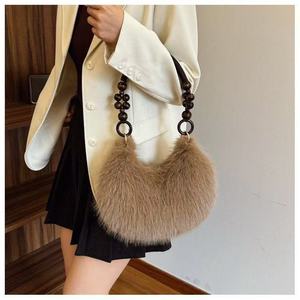 Borsa di lusso a forma di mezzaluna carina con manico in legno per ragazza di moda invernale morbida borsa in peluche sotto le ascelle di lusso Kawaii - Product Image 6