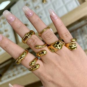 Anillos de Acero Inoxidable Chapados en Oro de 18K al por Mayor, Anillos de Pareja Ajustables, Elegantes y Resistentes, Joyería para Uso Diario - Product Image 1