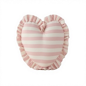 Coussin décoratif en coton rayé de luxe avec volants en forme de cœur, esthétique coquette, style shabby chic, pour la décoration du lit et du canapé - Product Image 1