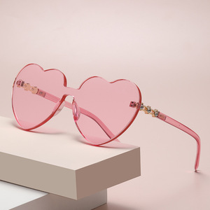 Lunettes de soleil en forme de cœur, monture noire, verres PC UV400, tendance pour les fêtes et les spectacles sur scène - Product Image 4