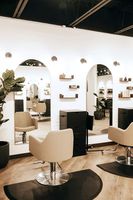 Nouveau fauteuil de coiffure moderne de luxe avec miroir pour salon de beauté, idéal pour les femmes