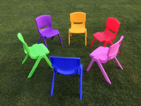 Chaise empilable en plastique colorée Luckygoods pour enfants, avec dossier, pour la maternelle, la garderie, la salle de classe et la maison