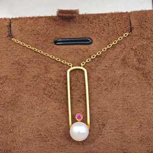 Collar con Colgante Minimalista de Plata de Ley 925 Chapada en Oro con Perla de Agua Dulce y Circonita Roja, Regalo Unisex de UM JEWELRY - Product Image 6