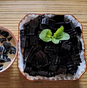 High Quality Instant Black Grass Jelly Powder for Milk Tea Shops and Traditional Asian Desserts - Product Image 1