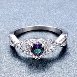 Anello di Fidanzamento Q467 in Argento per Donna, Diamante Sintetico Taglio Cuore, Diamanti Laterali Colorati, Gioiello - Product Image 4