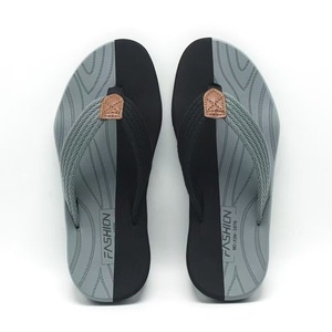 Nouvelles tongs pour hommes Tongs d'été avec des personnalités à la mode Sandales décontractées antidérapantes à semelles épaisses pour la plage. - Product Image 1