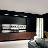 Buffet de rangement intégré pour bar à café domestique, avec porte-verres à vin suspendu en métal et couleurs contrastées