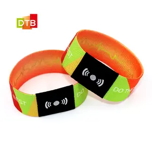 Braccialetti elastici RFID per eventi personalizzati in poliestere eco-friendly con trasferimento di calore stampato in tessuto inversabile cinturino elastico NFC