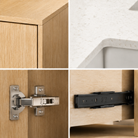 Meubles-lavabos de salle de bain modernes de luxe en bois clair avec double vasque flottante et miroir sans cadre pour salle de bain principale de villa