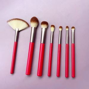ชุดแปรงแต่งหน้า 7 ชิ้น ขนแปรงสังเคราะห์ ด้ามไม้สีแดง หัวแปรงอะลูมิเนียม พร้อมแปรงโกนหนวด ชุดอุปกรณ์พร้อมโลโก้สั่งทำ - Product Image 5