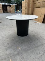 Table à manger ronde de design moderne et luxueux avec plateau en marbre et structure en bois massif, 6 places, pour hôtel et appartement